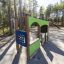 Structure de aire de jeux Gas Station dans un parc boisé