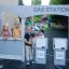 Des enfants jouent sur une structure de aire de jeux à thème Gas Station.