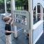 Des enfants jouent sur la structure de jeu Gas Station avec un panneau de jeu de mémoire.