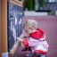 Un tout-petit dessinant sur un Blackboard dans une aire de jeux.