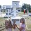 Des enfants jouent avec un Bird feeder dans un parc.