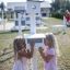 Enfants jouant avec une mangeoire à oiseaux en extérieur
