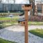 Mangeoire à oiseaux en bois dans un jardin