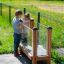 Enfants interagissant avec une exposition éducative Vegetable garden.