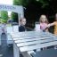 Des enfants jouent avec un xylophone extérieur dans l’aire de jeux.