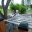 Des enfants jouent sur un xylophone extérieur dans un parc.