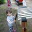 Fille jouant sur Xylophone en plein air dans l’aire de jeux.