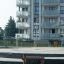 Texte alternatif : structure de jeu Xylophone placée dans une cour urbaine moderne.