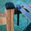 Xylophone extérieur en bois avec barres métalliques et maillet suspendu.