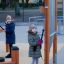 Des enfants jouent avec des instruments de musique de plein air sur une aire de jeux avec Tube Bells.