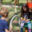 Des enfants jouent avec l’équipement de jeu Rings.