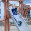 Enfant glissant sur le toboggan de jeu Etna.