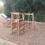 Caucasus wooden playhouse avec toboggan et structure d’escalade dans une aire de jeux