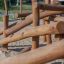 Structure de jeu en bois sur une aire de jeux sablonneuse conçue pour les enfants par Kalahari wooden playhouse.