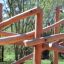 Cabane de jeu en bois Sonora dans un cadre extérieur naturel.