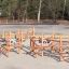 Structure d’escalade pour aire de jeux en bois Sonora avec poutres d’équilibre et éléments en corde sur surface sablonneuse