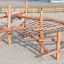 Structure d’escalade pour aire de jeux en bois Sonora avec filet en corde sur surface sablonneuse