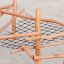 Structure d’escalade pour aire de jeux en bois Sonora avec filet en corde sur surface sablonneuse