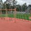 Aire de jeux avec Ural climbing net et des poteaux en bois