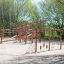 Aire de jeux avec Ural climbing net dans un parc