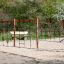 Structure d’escalade avec Ural climbing net sur une aire de jeux sablonneuse.