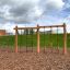 Ural climbing net sur une aire de jeux avec une structure en bois et divers défis d’escalade.