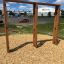 Structure d’escalade en bois pour enfants nommée Irish Table dans une aire de jeux extérieure.