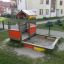 Villa sandbox with a playhouse dans un quartier résidentiel.