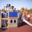 Steamboat ship with slide dans une aire de jeux