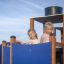 Enfants jouant sur Steamboat ship with slide dans une aire de jeux