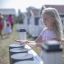 Enfant jouant avec Drums d’extérieur dans une aire de jeux.