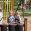 Des enfants jouent sur l’équipement de jeu Drums.