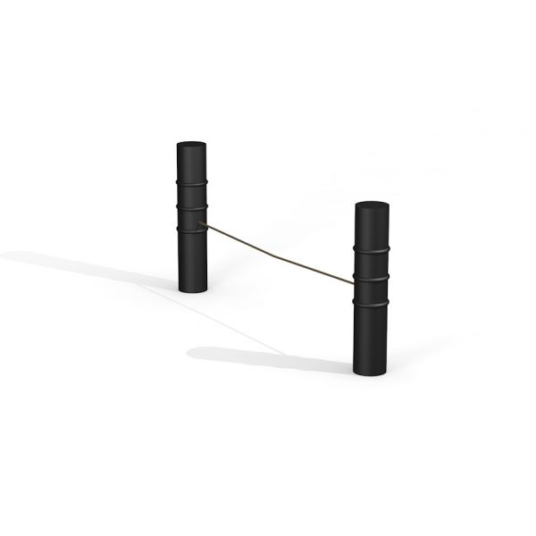 Slackline noir avec deux poteaux métalliques.