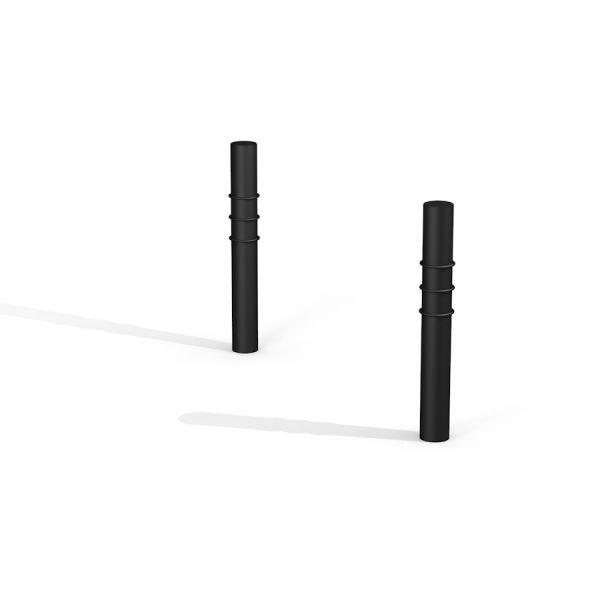 Slackline High - deux poteaux noirs robustes.