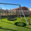 Silver Double Swing (BNS90) sur une aire de jeux sur pelouse verte