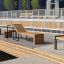 Thor deckchair sur une terrasse en bois au bord de l’eau avec un design moderne.