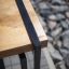 Vue rapprochée de Thor bench en bois et métal.
