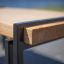 Gros plan de Thor table avec cadre en métal et plateau en bois.