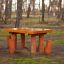 Table Nature with 4 stools en bois naturel placé à l’extérieur dans un cadre forestier