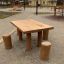 Table Nature with 4 stools en bois naturel dans un parc.