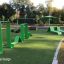 Équipement de fitness extérieur Ribbon Fitness I placé sur du gazon artificiel vert.