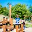 Enfants jouant sur la structure de jeu Sand & Water Play 2 dans un parc.