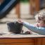 Enfant jouant avec l’équipement de jeu Sand & Water Play 2.