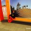 Équipement de jeu moderne Ribbon Fitness II en orange avec une personne assise dessus.