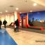 Équipement de aire de jeux Ribbon Fitness II avec structure orange et noire dans un espace intérieur.