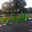 Équipement de fitness extérieur Ribbon Fitness II de couleur vert vif, installé dans un parc.