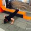 Homme faisant de l’exercice sur le banc de fitness extérieur Ribbon Fitness II.
