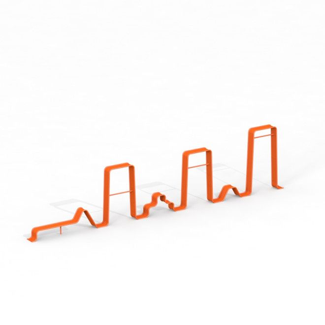 Équipement de grimpe et d’équilibre pour aire de jeux Ribbon Fitness II de couleur orange.