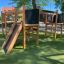 Structure de jeu en bois Challenger Nature II avec toboggan et éléments d’escalade.