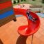 Enfant glissant sur un toboggan de terrain de jeu rouge sur Rubber Tiles 35.